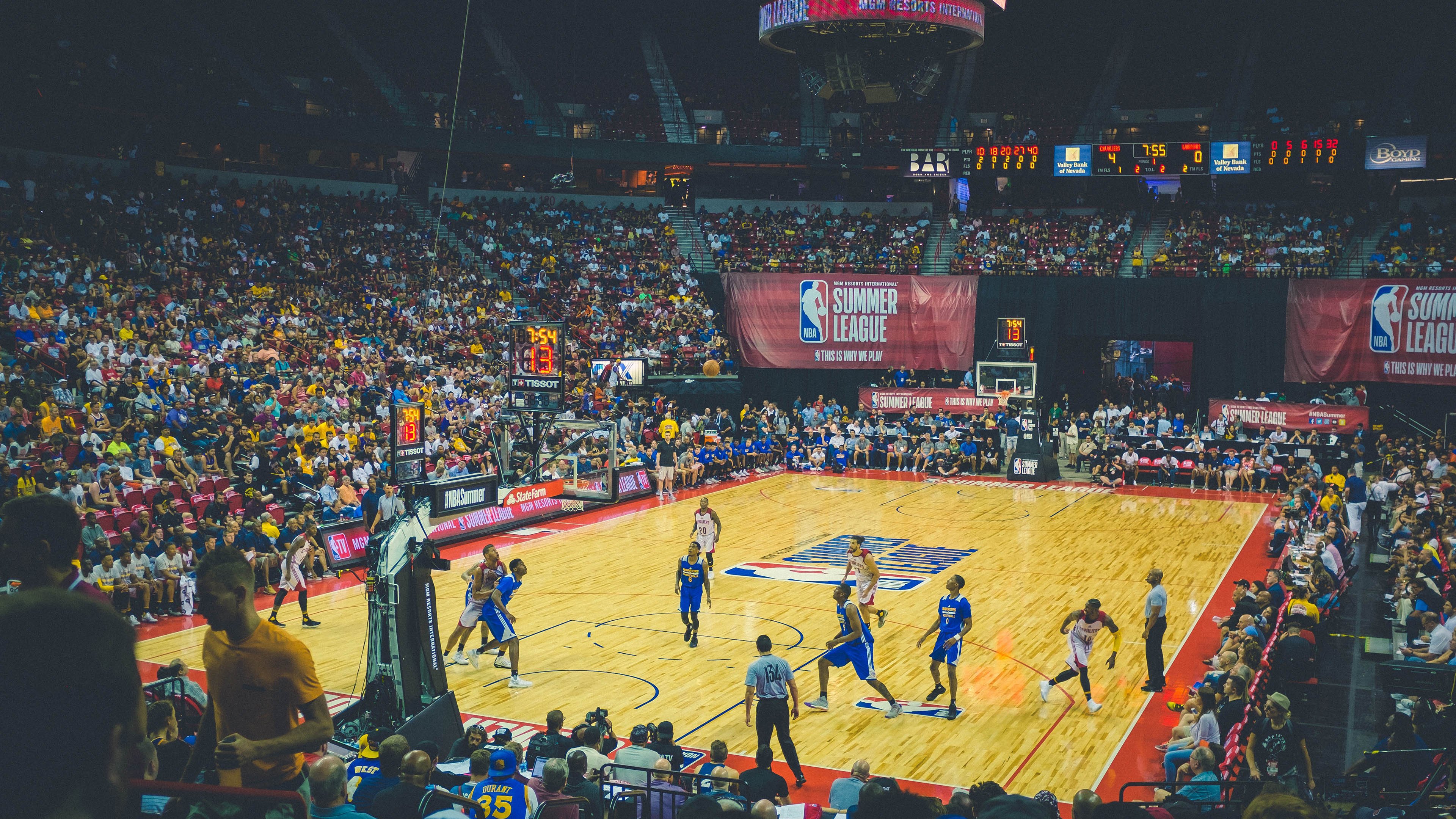 亚冠联赛激战正酣 中超双雄遭遇强敌挑战